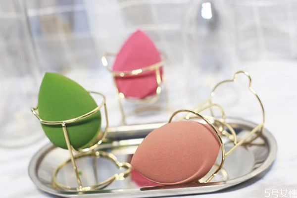 美妆蛋上妆好还是手上妆好？美妆蛋上妆和手上妆区别