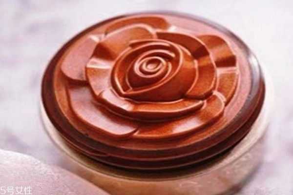 液体腮红怎么用？液体腮红和粉质腮红哪个好？