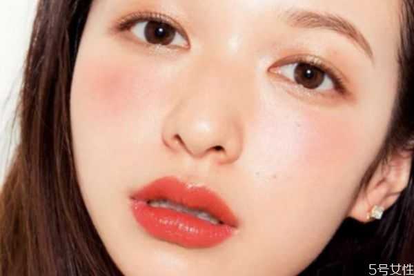 斜角腮红刷什么牌子好？斜角腮红刷的用法