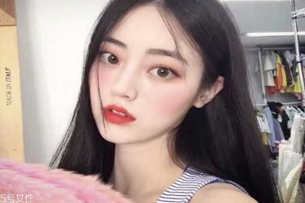 天天涂口红嘴唇会变黑吗？怎么正确涂口红