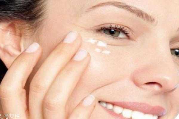 眼部精华液和眼霜有什么不同