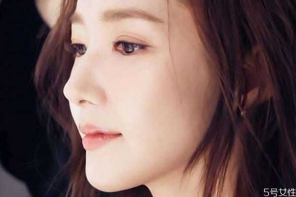 化妆一定要画底妆吗?没上底妆可以画眼影吗 化妆一定要画底妆吗?没上底妆可以画眼影吗