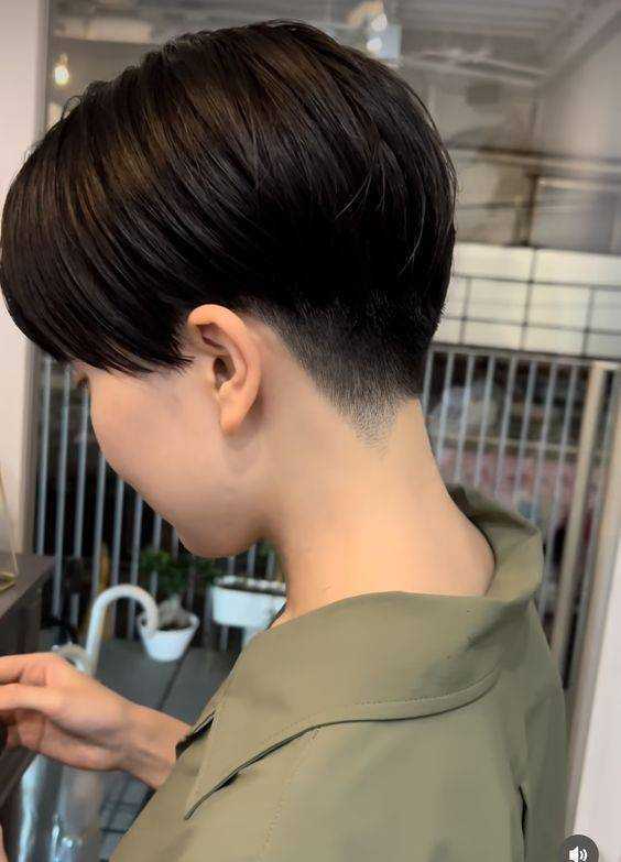 夏季女士短发这样剪，后脖推起来真时尚，看着很心动 