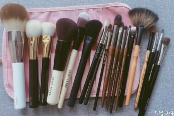 化妆刷能混着用吗?化妆刷是干用还是湿着用 化妆刷能混着用吗?化妆刷是干用还是湿着用