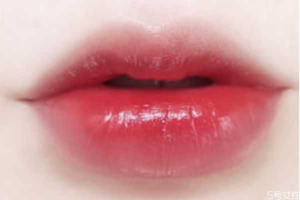 唇蜜和唇釉有什么区别?唇蜜要怎么用 唇蜜和唇釉有什么区别?唇蜜要怎么用