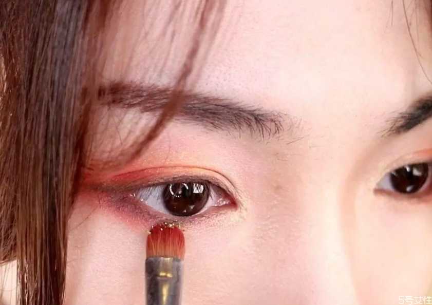 亮片眼影怎么涂好看?这些小技巧一定要学会 亮片眼影怎么涂好看?这些小技巧一定要学会