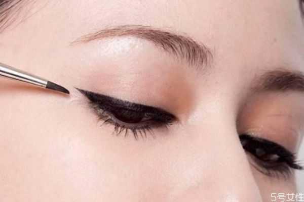 眼睛化妆技巧有哪些？眼睛变大化妆技巧