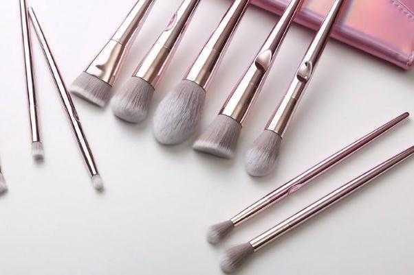 眼影刷可以直接用水洗吗