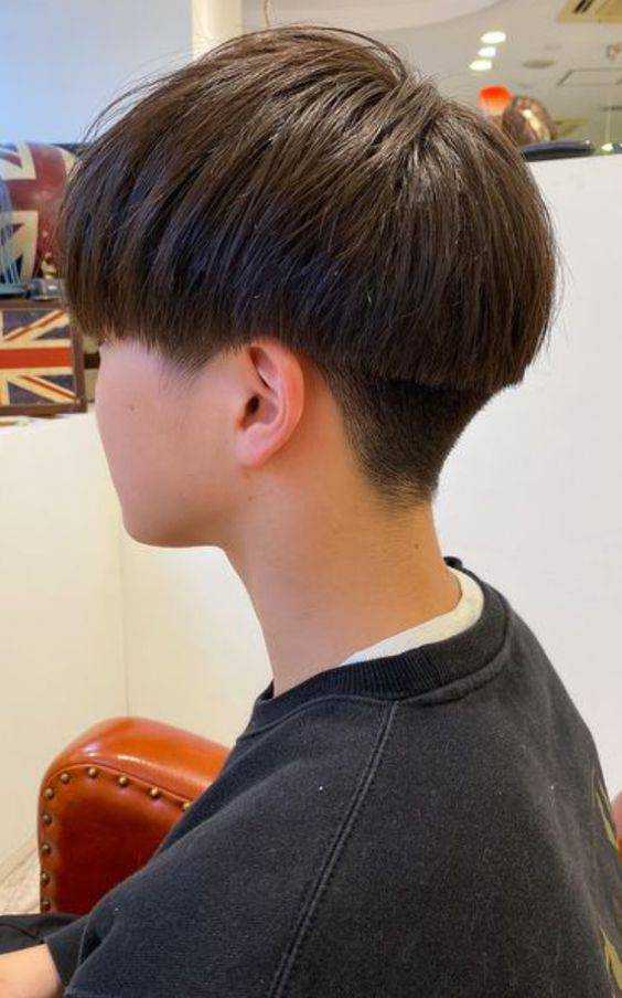 夏季女士短发这样剪，后脖推起来真时尚，看着很心动 