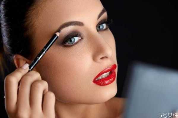 染发后眉笔颜色要不要换