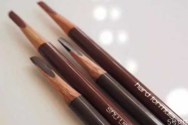 眉笔使用时为什么要削成扁的？发潮了怎么办？