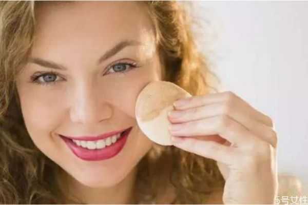 海绵和化妆刷化妆有什么区别 画底妆需要准备些什么