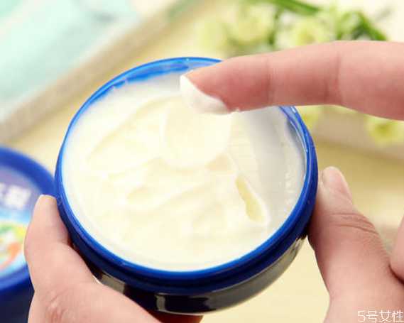 厚涂凡士林可以去黑头吗？凡士林擦脸会堵塞毛孔吗