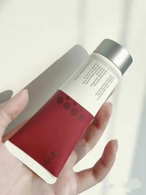 牙膏是酸性还是碱性?牙膏是含氟的好还是不含氟的好 牙膏是酸性还是碱性?牙膏是含氟的好还是不含氟的好