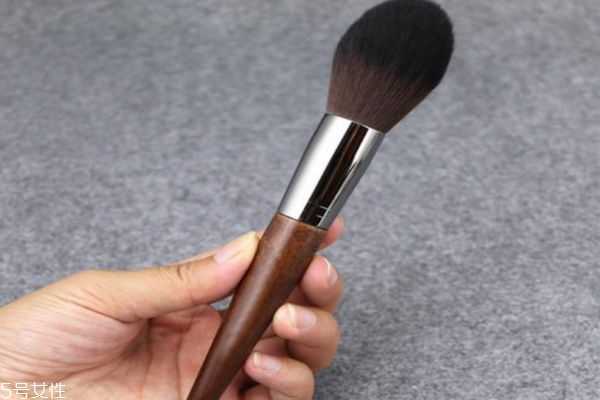 腮红刷选什么形状的 腮红刷怎么选