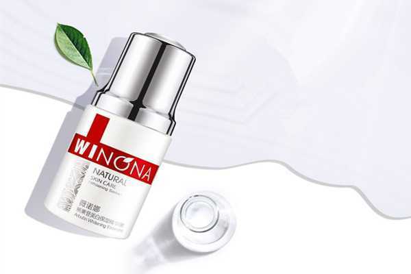 薇诺娜熊果苷美白精华液怎么样？薇诺娜熊果苷美白精华液白天能用吗