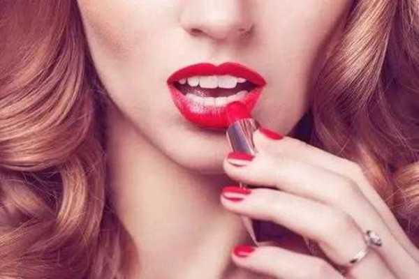 涂口红后嘴巴起皮怎么办？怎么预防涂口红后嘴巴起皮