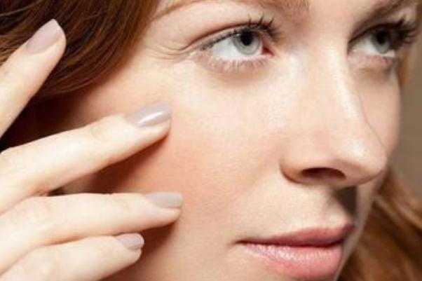 眼部细纹会自己消失吗？女人正常多少岁眼部有细纹