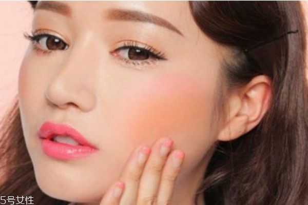 腮红怎么涂好看 这些腮红的误区要知道