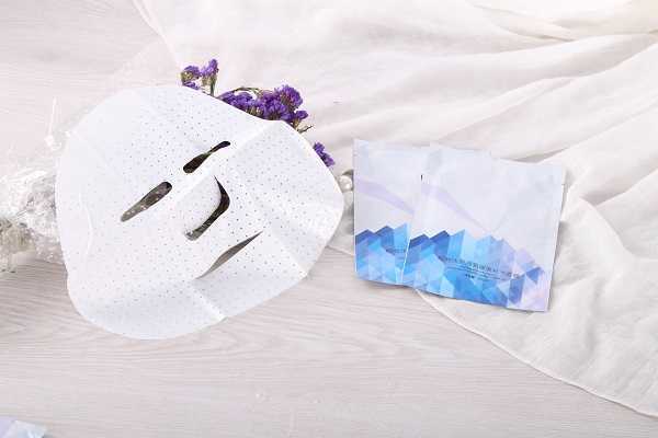 面膜中的那张塑料纸有什么用 面膜中的那张塑料纸有什么用