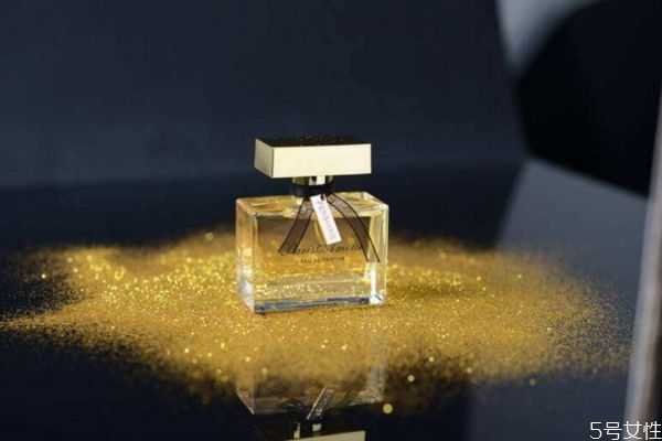 怎么喷香水让路过的人能闻到