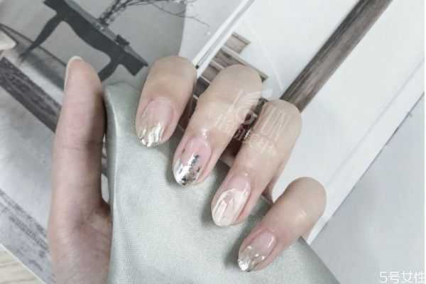 涂甲油胶的正确顺序 涂甲油胶的正确顺序