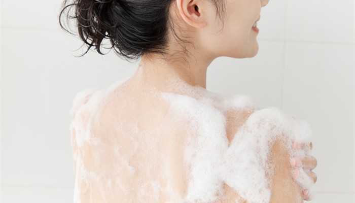 水乳精华液精华油的使用顺序 水乳精华液精华油的使用顺序