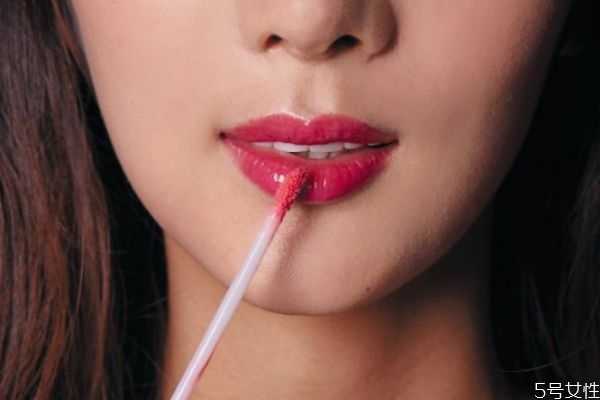 嘴唇上长泡结痂怎么办?嘴唇上长泡上火怎么办 嘴唇上长泡结痂怎么办?嘴唇上长泡上火怎么办