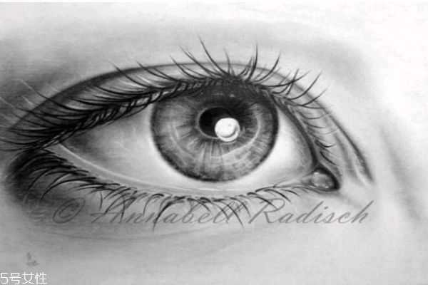 戴眼镜会使眼睛越来越小吗 戴眼镜会使眼睛越来越小吗