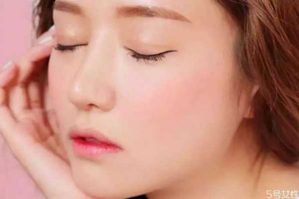 腮红应该打在哪个位置？如何打腮红修饰脸型