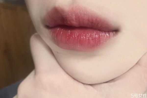 女人必备三款口红颜色是哪些 根据肤色选口红的方法