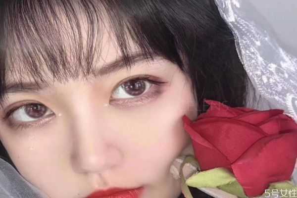 如何选择适合自己的美瞳材质？新手买美瞳要注意什么