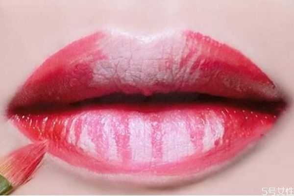 唇刷可以当遮瑕刷用吗?用唇刷涂抹口红有什么好处 唇刷可以当遮瑕刷用吗?用唇刷涂抹口红有什么好处