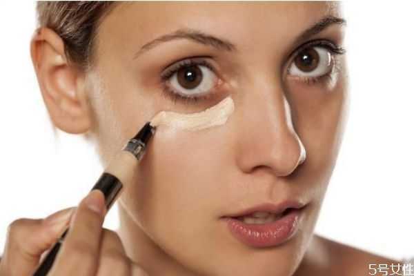 怎样让妆容更细腻服帖？怎样不脱妆保持一整天