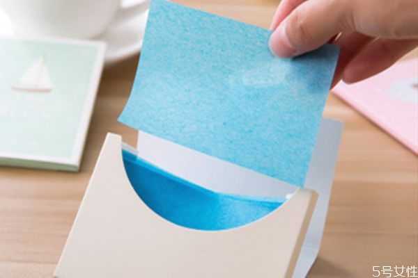 脸用吸油纸之后可以直接擦乳液吗？吸油纸的使用方法