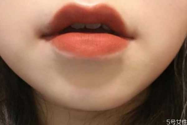 唇釉和口红哪个持久 口红和唇釉哪个不沾杯