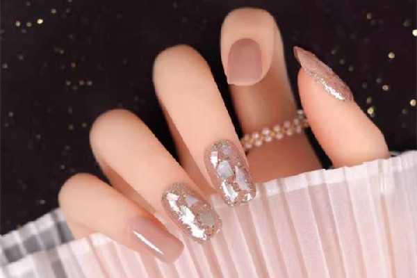 光疗甲要不要涂底胶 光疗甲要不要涂底胶