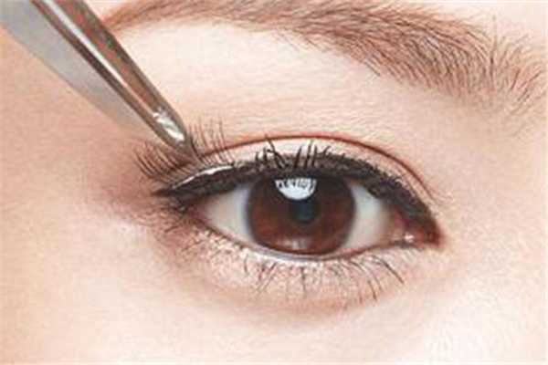 天天戴假睫毛有影响吗