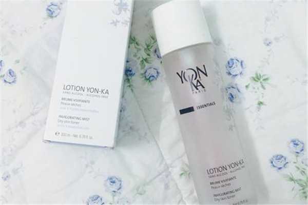 化妆水用化妆棉擦还是用手拍好 化妆水用化妆棉擦还是用手拍好