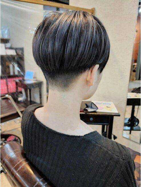 夏季女士短发这样剪，后脖推起来真时尚，看着很心动 