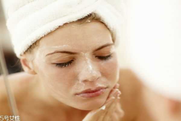 不用水直接用精华液可以吗