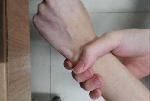 为什么男生都喜欢按着手腕?这可以展示男性力量或主导地位 为什么男生都喜欢按着手腕?这可以展示男性力量或主导地位