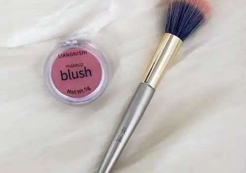 腮红刷可以当眼影刷吗