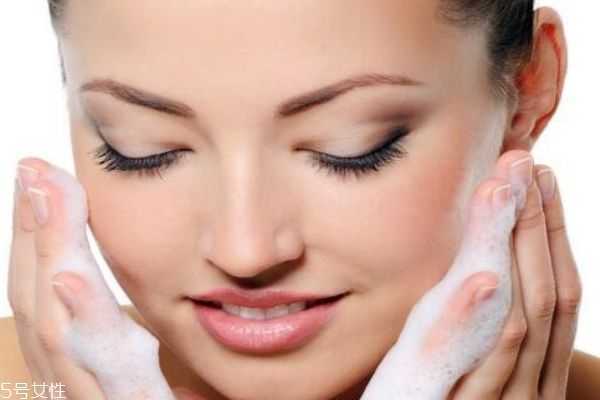 脸上长闭口怎么办 闭口如何清除
