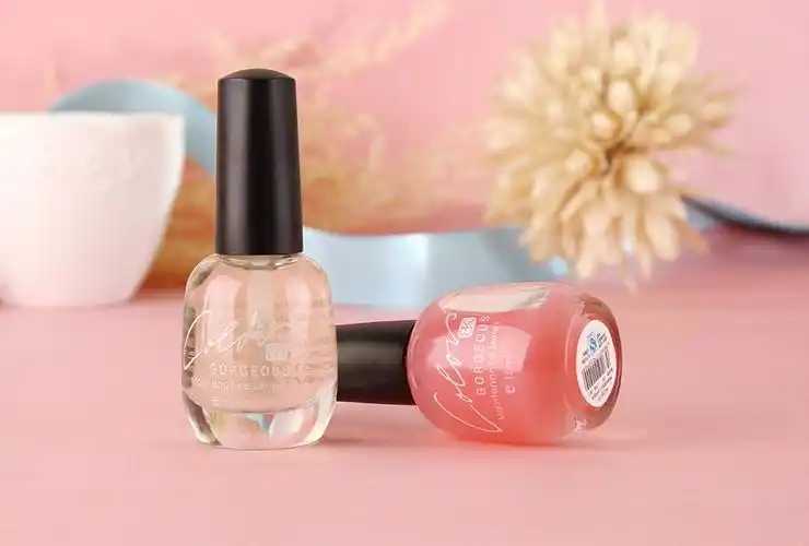 指甲贴好还是指甲油好