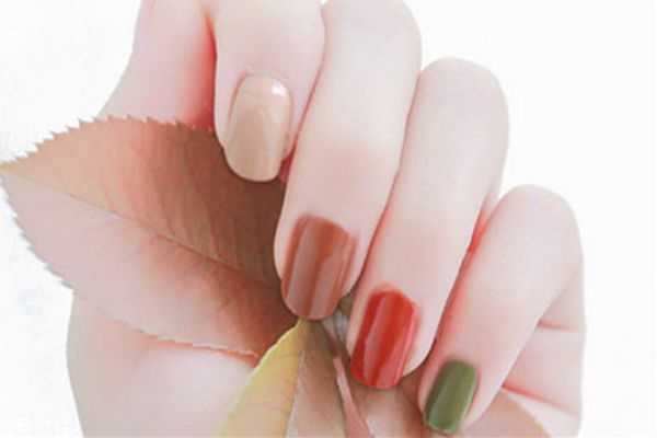 纯色跳色美甲图片 显手白跳色美甲