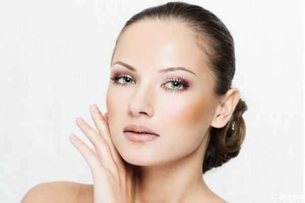 矿泉水喷脸对皮肤有什么用?矿泉水对肌肤的保养有好处么 矿泉水喷脸对皮肤有什么用?矿泉水对肌肤的保养有好处么