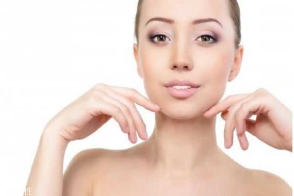 晚上用乳液好还是霜好