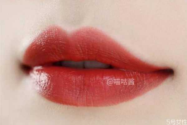 润唇膏和口红哪个先涂 润唇膏和口红哪个先涂
