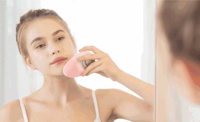 卸妆水主要的作用在于清洁皮肤上的彩妆和多余油脂，有的姑娘在结束一天的生活后，尽管没有化妆，也习惯性用卸妆水卸妆，而且每天如此，那么，卸妆水可以天天使用么？长期用卸妆水的危害你知道吗？